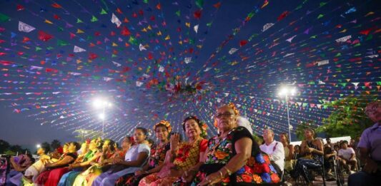 La Guelaguetza llena de color a Cancún