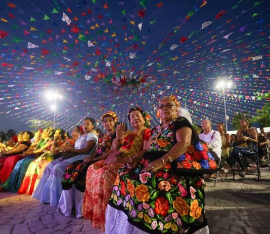 La Guelaguetza llena de color a Cancún