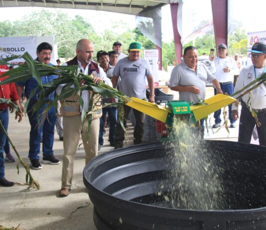 Entregan insumos y equipamiento a productoras y productores de José María Morelos